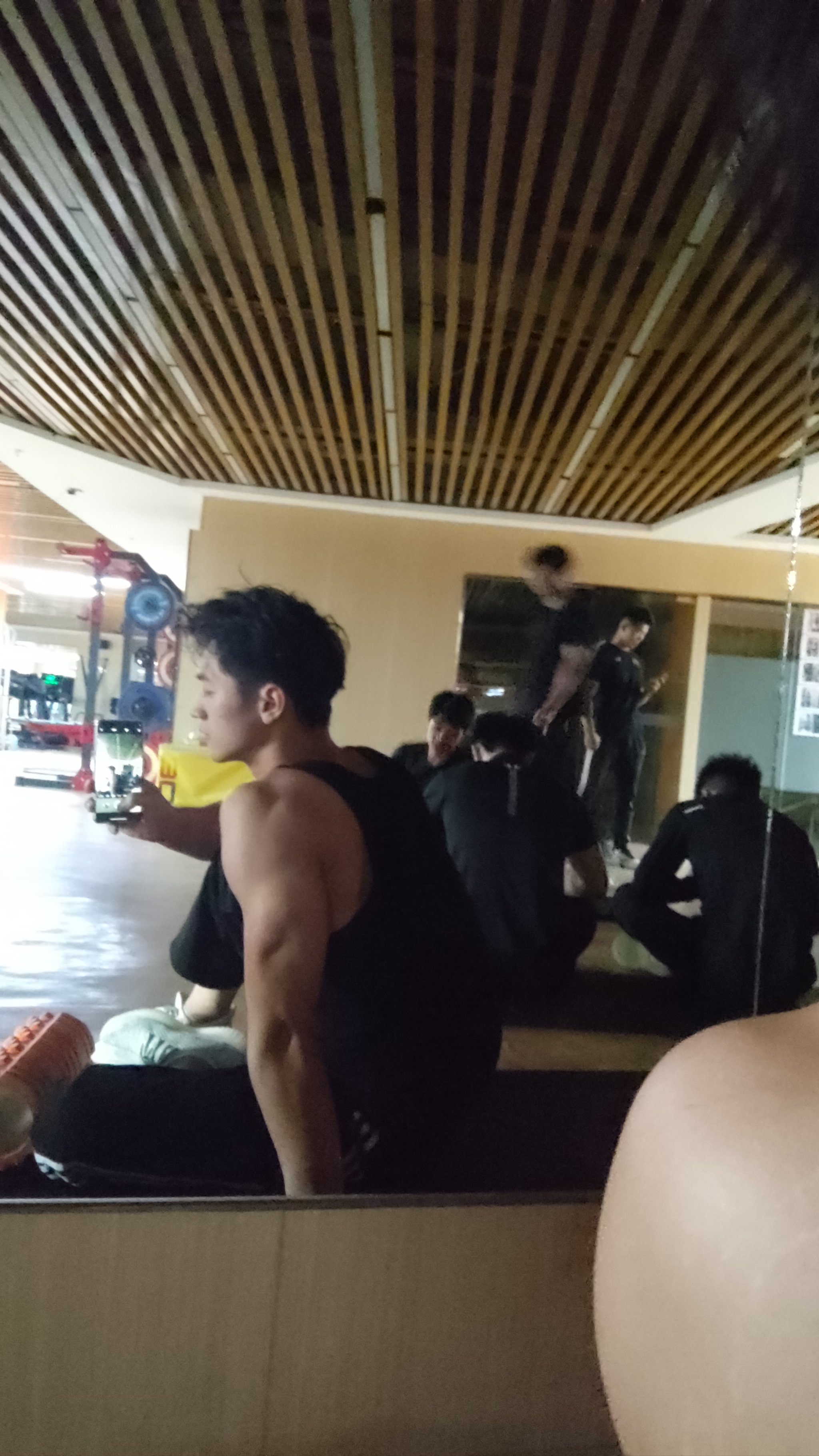 关于意大利体能教练在社交媒体上分享健身秘诀的信息